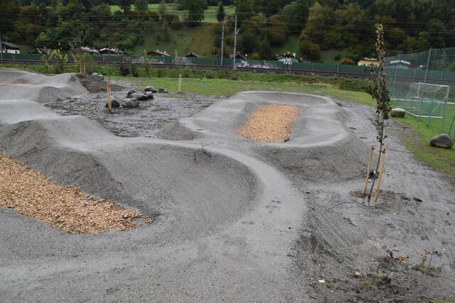 Natur und Sport vereint: Die Pumptrack-Anlage entsteht inmitten grüner Umgebung. | Foto: Kendlbacher