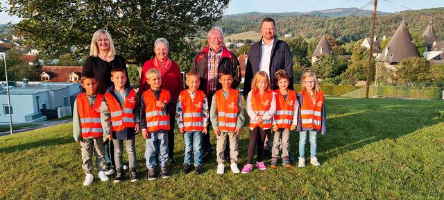 ARBOE Kobersdorf Warnwesten: Die Kinder der Volksschule Kobersdorf mit ihrer Klassenlehrerin und Martin Heissenberger, Hiltz Johann und Ingrid Tremmel | Foto: ARBÖ Burgenland
