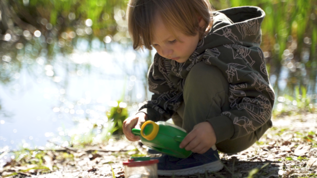 Kinder betätigen sich im Moor gerne als kleine Forscher. | Foto: Hannes Gsellmann