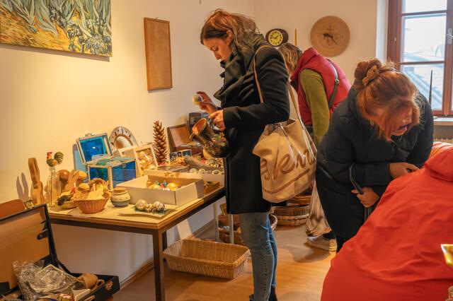 Der Erlös des Flohmarkts kommt dem Umbau des Pfarrhofs zu einem Pfarrzentrum zugute. | Foto: Jack Haijes
