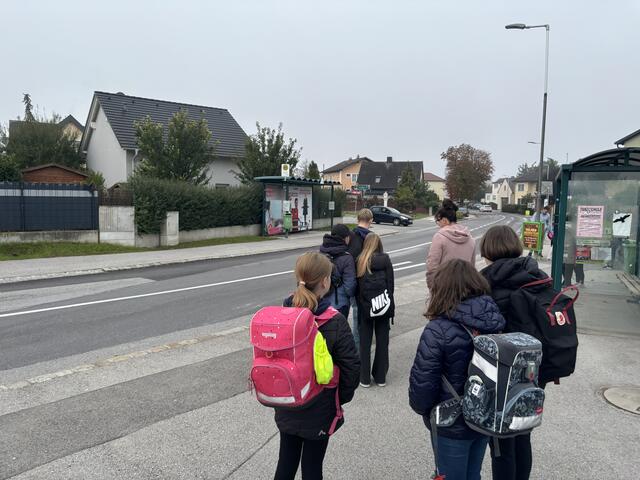 Die Kinder sammeln sich an der Haltestelle und steigen lieber früher ein, um noch ausreichend Platz zu haben. | Foto: Alexander Paulus