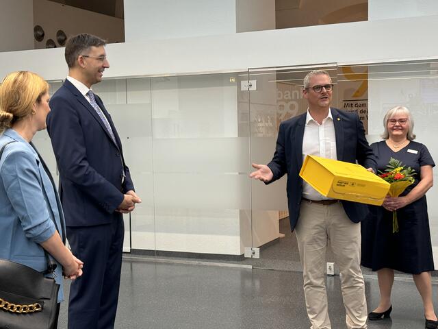 Bezirkschef Figl durfte sich selbst ein Paket an sein Büro schicken. | Foto: Michael Marbacher / MeinBezirk
