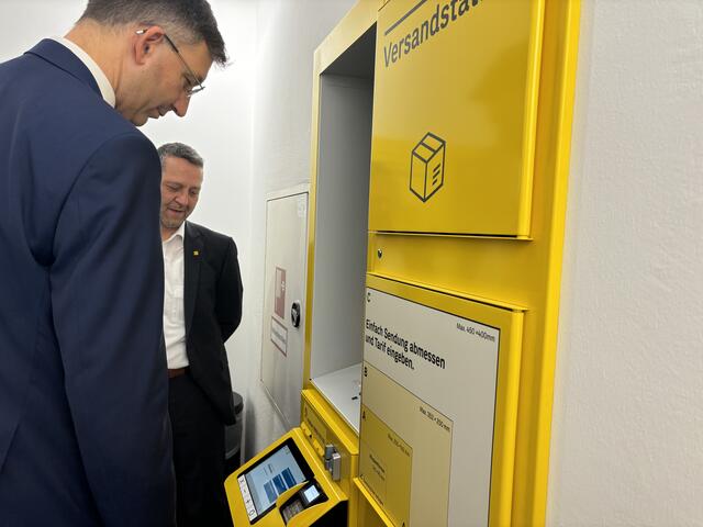 Bei den Versandstationen im Vorraum der Filiale kann man rund um die Uhr Pakete verschicken. | Foto: Michael Marbacher / MeinBezirk
