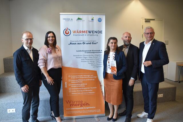 v.l. Startschuss für Österreichs erste fossilfreie KEM- Schwerpunktregion "Raus aus Öl und Gas" Eisenstadt-Umgebung: (v.l.) Bernd Vogl, Geschäftsführer des Klima- und Energiefonds, LH-Stv.in Astrid Eisenkopf, Marion Schönfeldinger, Marcus Keding, Geschäftsführer der Forschung Burgenland und Thomas Steiner (Bgm. Eisenstadt) | Foto: Stefan Schneider