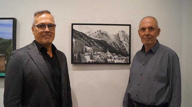 Künstler Markus Öttl und Kurt Tschiderer vom Kunstraum vor einer Ansicht von Pettneu. 