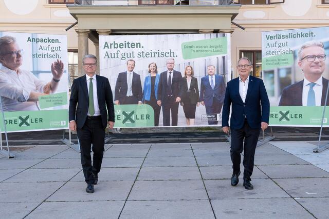Landeshauptmann Christopher Drexler (l.) und Landesgeschäftsführer Detlev Eisel-Eiselsberg präsentierten am Freitag am Grazer Karmeliterplatz ihre Plakatkampagne für die Landtagswahl.  | Foto: ÖVP Steiermark
