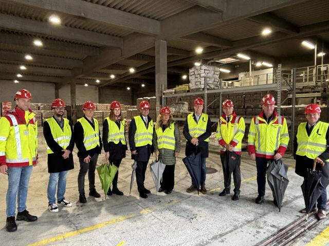 Beim Rundgang durch die Leube-Zementwerk GmbH in Grödig mit dem Spartenobmann Industrie, Peter Unterkofler (5. von links). | Foto: Emanuel Hasenauer