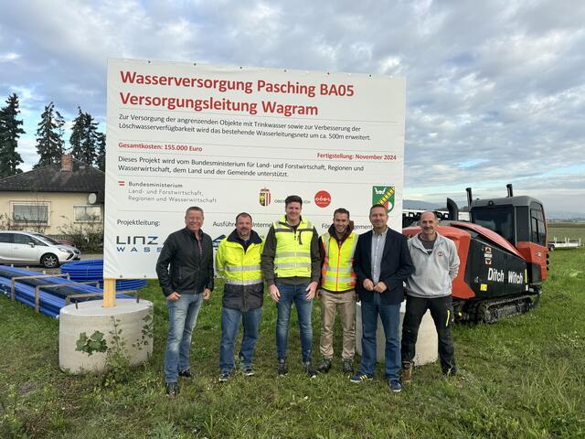 Baustart für die neue Wasserleitung mit Bürgermeister Markus Hofko, Bauausschussobmann Michael Balazs und Bauamtsmitarbeiter Günther Wimmer sowie Vertretern der ausführenden Firmen Swietelsky und Linz AG
| Foto: Gemeinde Pasching
