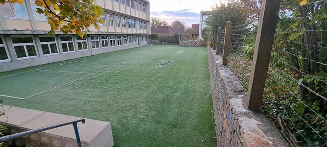 Ein schöner Ort zum Spielen: Bei der Volksschule Stainz wurde der Pausenhof erneuert und mit Kunstrasen ausgelegt. | Foto: Kümmel