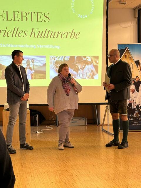 ... weil's der Brauch ist und damit es nicht verloren geht. Im Interview mit Paul Reicher: Robin Schlüßlmayr (Sämischgerberei) und Sonja Edlinger (Gamser Thomasnikolo) | Foto: Veronika Frank