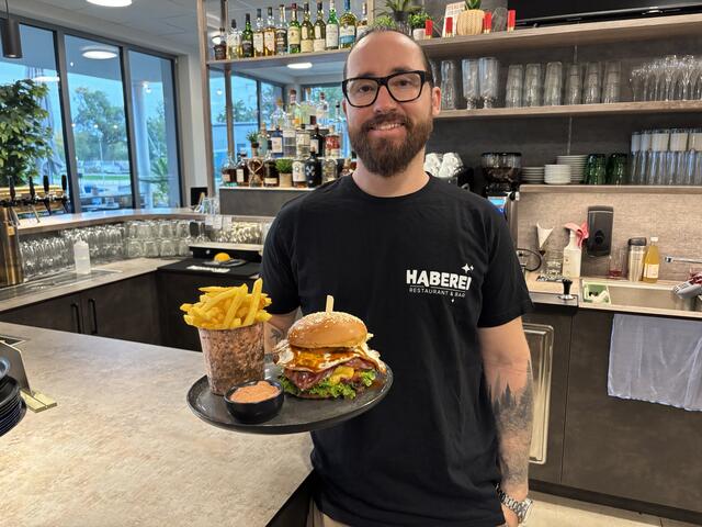 Andreas Zierl serviert typisch amerikanische Burger mit österreichischer Raffinesse und Qualität. | Foto: Alexandra Goll