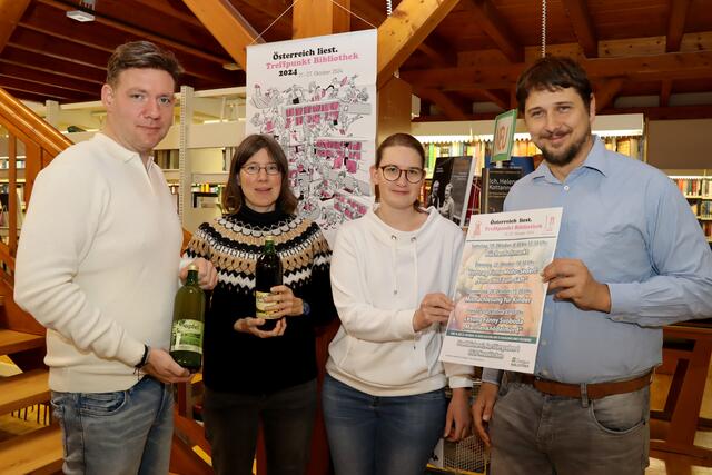 Stadtrat Thomas Rack, Judith Hafner, Kathrin Pölzelbauer und Benedikt Wallner laden zur Buchaktionswoche ein. | Foto: Stadtgemeinde Neunkirchen