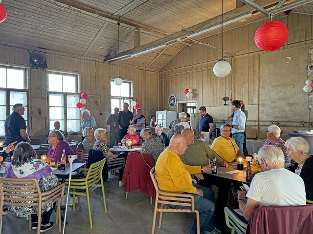 Im Lagercafé erfolgt ein reger Austausch mit den Zeitzeugen über die Geschichte in Wagna.  | Foto: Gemeinde/Klapsch