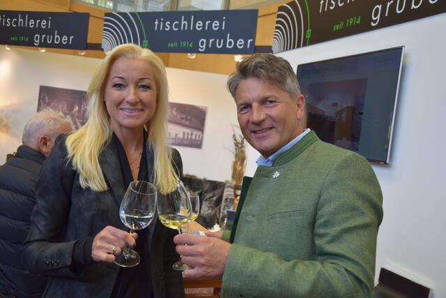 Sissi Gruber und Bgm. Albert Brunner stoßen auf einen gelungenen Auftakt an. | Foto: Verderber