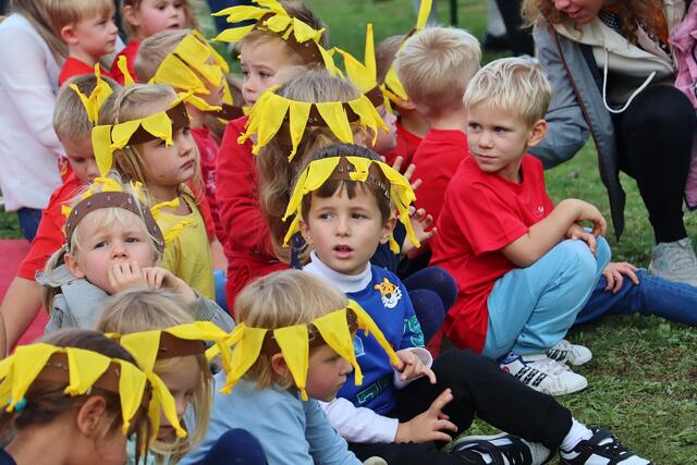 Im Sonnenblumen-Outfit feierten die Kinder die Vergrößerung des Kindergartens Dobl. | Foto: Edith Ertl