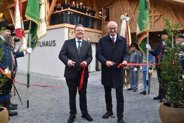 Landeshauptmann Anton Mattle bei der Einweihung: Feierlicher Empfang vor dem frisch renovierten Leitlhaus in Rum. | Foto: Kendlbacher