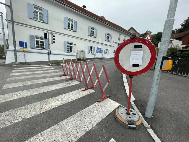Vor der Schule in Greifenstein ist Schluss. Die Hadersfelder Bevölkerung muss derzeit über Klosterneuburg ausweisen. Dort verzögern Baustellen den Verkehr. | Foto: Seebacher
