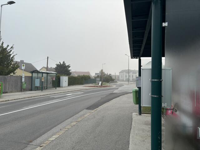 Der Lokalaugenschein zeigt: Alle Schüler stiegen um 7.12 Uhr bei der ersten Haltestelle ein, bei der "letzten" gegenüber wartet niemand. | Foto: Alexander Paulus