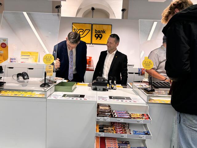 Figl hat selbst ein Praktikum bei der Post in der Vergangenheit absolviert und kennt den Ablauf beim Stempeln noch gut.  | Foto: Michael Marbacher / MeinBezirk