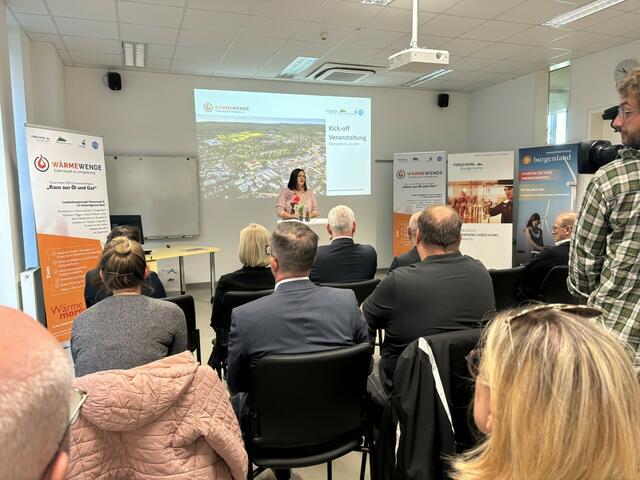 Zahlreiche Vertreterinnen und Vertreter der Gemeinden kamen zur Auftaktveranstaltung in der FH Burgenland.  | Foto: Stefan Schneider