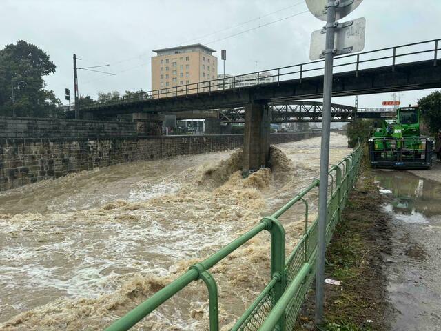 Der Wienfluss hatte sich damals in einen reißenden Flussstrom verwandelt. (Archiv) | Foto: Janine Kokesch/MeinBezirk