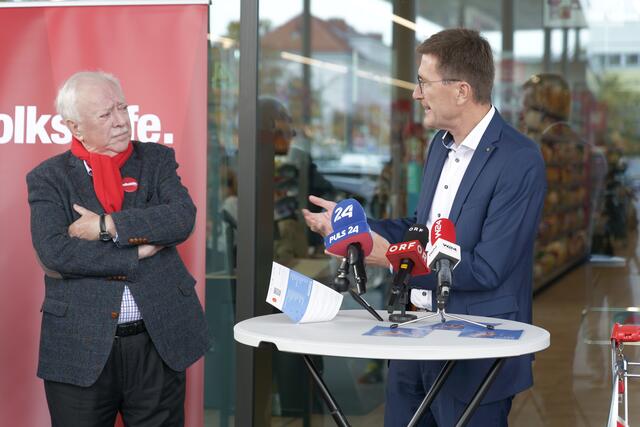 Alois Huber, Geschäftsführer der Supermarktkette "Spar", freut sich auch über die Zusammenarbeit in diesem Jahr. 
 | Foto: Max Spitzauer/MeinBezirk