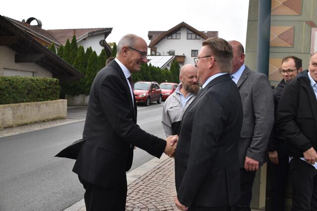 Bgm. Josef Karbon (re.) empfängt Landeshauptmann Anton Mattle (li.) vor dem Rathaus.  | Foto: Kendlbacher