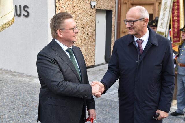 LH Mattle grautliert Bgm. Karbon zur gelungenen Umsetzung. | Foto: Kendlbacher
