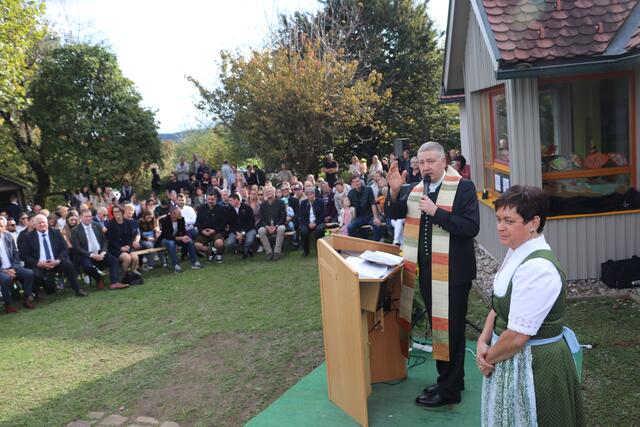 Unter großer Beteiligung der Bevölkerung segnete Pfarrer Claudiu Budău den Kindergarten samt Freifläche sowie die Kinder und deren Eltern und alle Besucher des Festaktes. | Foto: Edith Ertl