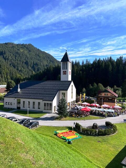 Lebendige Kirche vereint den ganzen Ort zum gemeinsamen Feiern und einen Dank für den Zusammenhalt, der Großes bewirken kann. | Foto: Hirscher/Pomberger