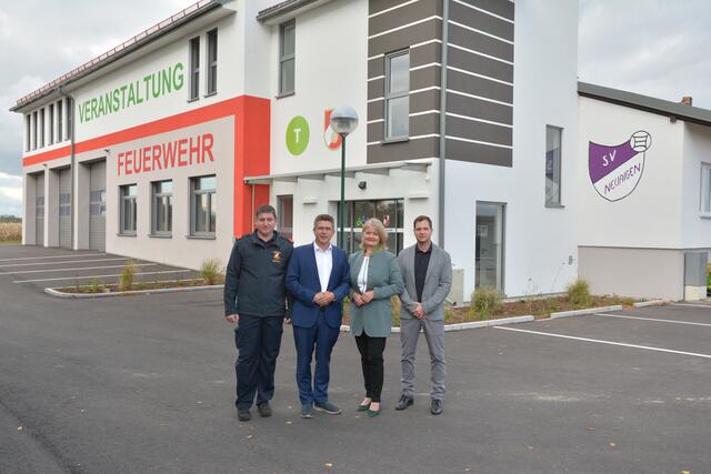 Feuerwehrkommandant Franz Berthold, Bürgermeister Peter Eisenschenk, Stadträtin Paula Maringer und Obmann des SV Neuaigen Sebastian Kraus. | Foto: Stadtgemeinde Tulln
