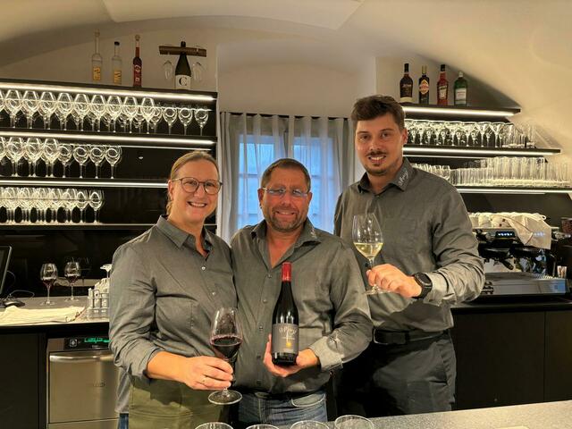 Verena Mutsch, Pächter Karl Mutsch und Matthias Kettl servieren Weine und regionale Köstlichkeiten im "Morizz Wein und Brot". | Foto: Lisa-Marie Zehetbauer
