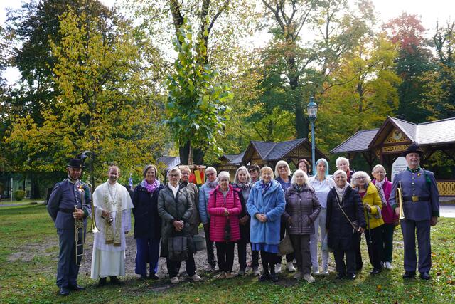 13 Herlinden feierten gemeinsam das 25. Jubiläum des Herlinde-Treffens mit der Pflanzung eines weiteren Lindenbaumes.  | Foto: Alicia Martin Gomez
