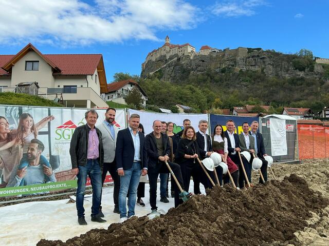 Spatenstich mit Vertretern der Siedlungsgenossenschaft Köflach, der Projektpartner und der Lokalpolitik.  | Foto: SG Köflach