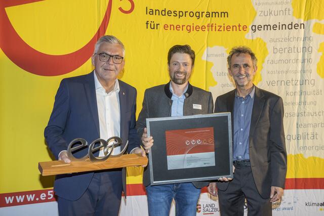 Landesrat Josef Schwaiger überreichte dabei den Landesenergiepreis sowie weitere begehrte Auszeichnungen. Drei „e“ gehen an Faistenau. Landesrat Josef Schwaiger und Helmut Strasser (SIR) bei der Überreichung an Bürgermeister Gerald Klaushofer. | Foto: Land Salzburg/Neumayr/Leopold,