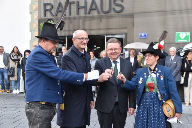 Das obligatorische Schnapserl durfte beim Besuch des LH natürlich nicht fehlen. | Foto: Kendlbacher