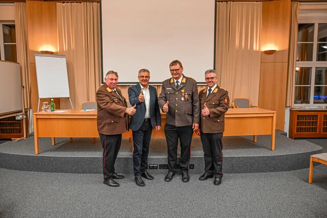 Abschnitts-Feuerwehrkommandant Karl Lindenbauer,
Bezirkshauptmann Christoph Schweitzer, der neu gewählte Bezirksfeuerwehrkommandant Hans-Peter Schiffelhumer, Abschnitts-Feuerwehrkommandant Johann Kronsteiner. | Foto: BFK GR