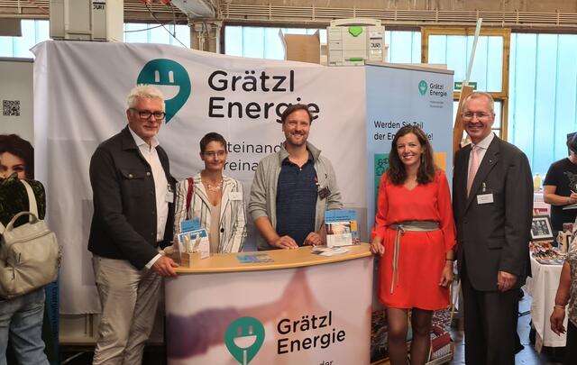 Beim nächsten Fest sind auch Power Solution und Grätz Energie dabei. V.l.: Roland Kuras (Geschäftsführer power solution und Vorstand Grätzl Energie); Barbara Pogacar (Leiterin des ÖGV Gründerservice); Markus Fiala (Obmann WIR23 und Veranstalter des Grätzlfests), Maria Praxmarer (ehem. Obfrau WIR23); Martin Heilinger (Regionaldirektor Volksbank Baden) | Foto: Power Solution