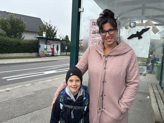 Katharina Blaha und ihr Sohn meldeten sich bei MeinBezirk Schwechat und zeigten die Probleme mit dem Schulbus auf. | Foto: Alexander Paulus