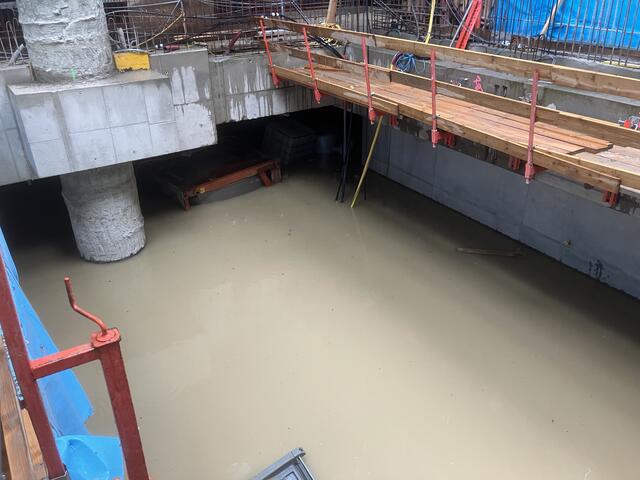Das 1.000-jährliche Wienfluss-Hochwasser hat massive Schäden bei der U2-Baustelle Pilgramgasse hinterlassen. | Foto: Wiener Linien/Christian Fuerthner
