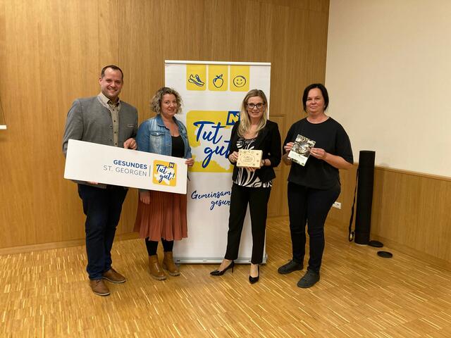 BGM Christoph Haselsteiner, Arbeitskreisleiterin Elisabeth Kühhaas, Wetterexpertin Christa Kummer, Regionale Gesundheitskoordinatorin Karin Ebner | Foto: Marktgemeinde St. Georgen / Y.