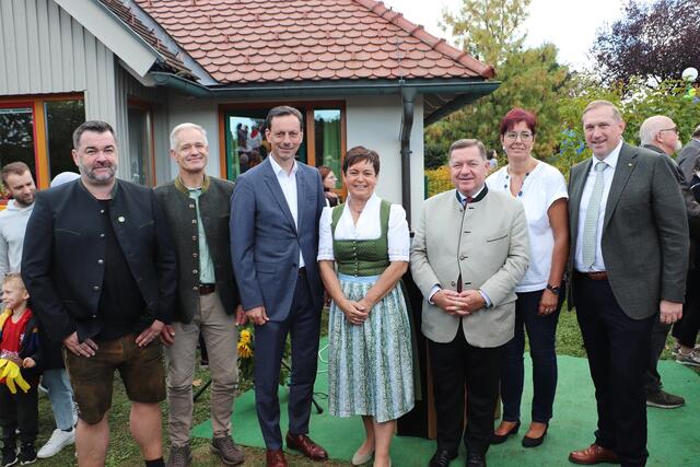 Bgm. Waltraud Walch (Bildmitte) mit Daniel Gaar, Johannes Nickl und Ernst Gödl vom Gemeindevorstand, sowie LR Werner Amon, Kindergartenleiterin Sabine Strohmaier und 
Obmann Günther Ruprecht/Trägerverein WIKI.
 | Foto: Edith Ertl