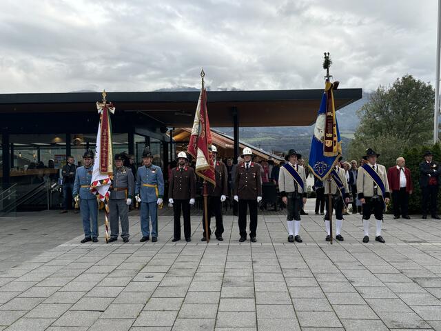 Fahnenabordnungen: Traditionsvereine wie die Tiroler Kaiserjäger und der Trachtenverein D'Nordkettler Rum nahmen am Empfang teil. | Foto: Kendlbacher