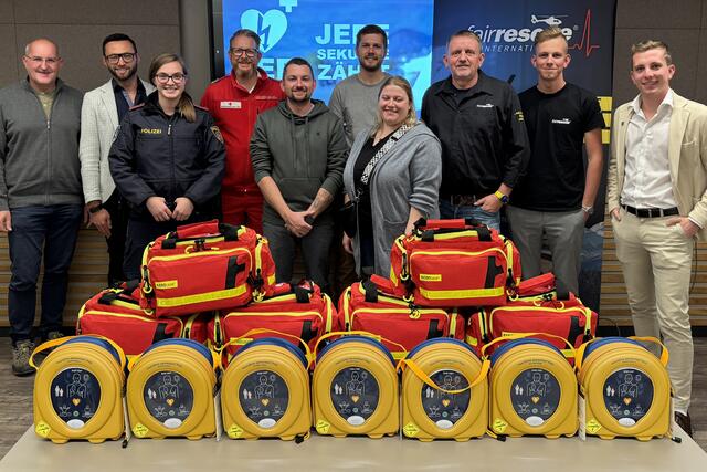 Für die Team Österreich Lebensretter gab es in Axams Defibrillatoren samt umfassender notfallmedizinischer First Responder-Ausstattung. | Foto: Gemeinde Axams