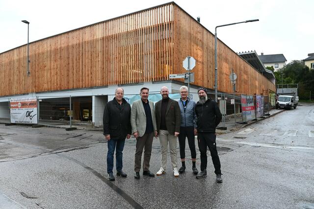Franz Sommer (Stadtrat für Liegenschaften), Bürgermeister Werner Krammer, Vizebürgermeister Armin Bahr, Erich Leonhartsberger (Stadtrat
für Mobilität und Radwege) und Martin Dowalil (Stadtrat für Bauwesen, Raumordnung, Stadt- und Grünraumplanung) (v.l.). | Foto: Stadt Waidhofen