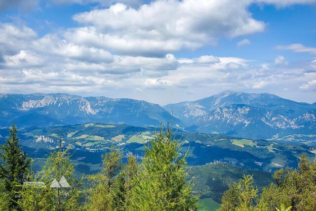 Ausblick vom Blickplatz bei der Bergkapelle am Sonnwendstein. | Foto: Bahn zum Berg/Linda Prähauser