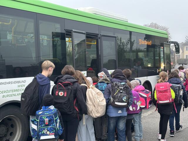 Wie sie Sardinen in der Ölbüchse: Die Schüler steigen am Beginn der Runde durch Velm ein, um noch ausreichend Platz zu haben. | Foto: Alexander Paulus