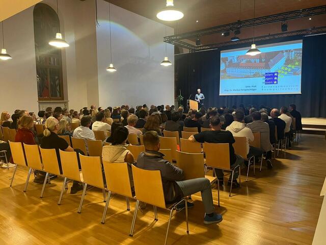 Vortrag von Universitäts-Professor Markus Hengstschläger im neu eröffneten Festsaal. | Foto: Elternverein des Europagymnasiums vom Guten Hirten