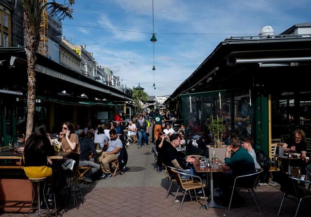 Wo viele Menschen im Trubel unterwegs sind, da machen sich auch Langfinger breit. (Archiv) | Foto: JOE KLAMAR / AFP / picturedesk.com