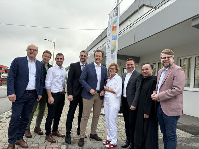 Direktor Oliver Szmej (4. v. l.) mit Partnern und Ehrengästen bei der Eröffnung. | Foto: Verderber